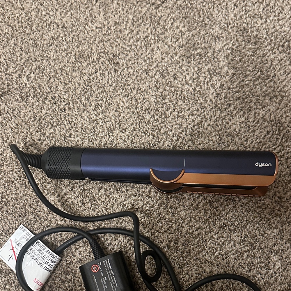 Dyson Airstrait